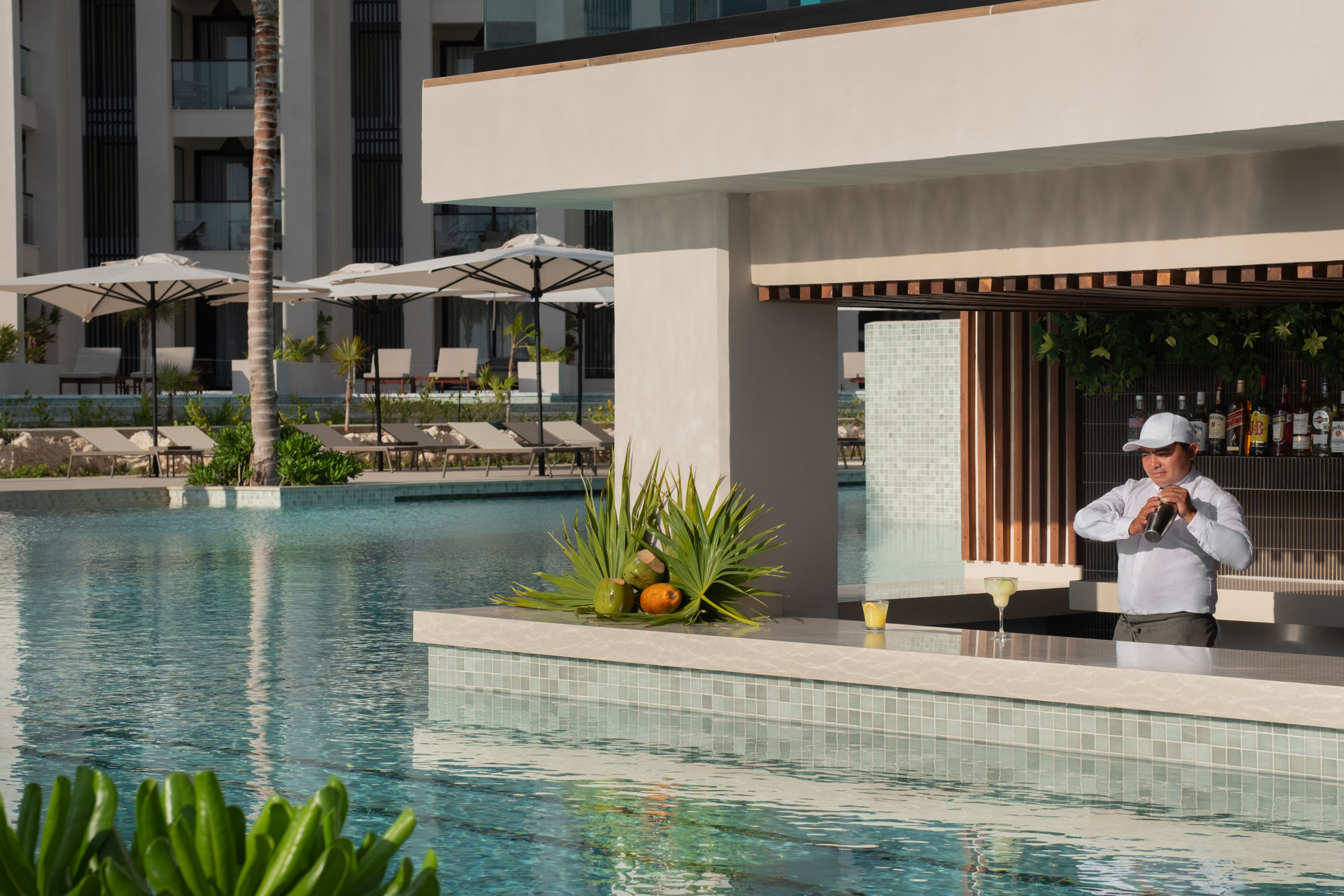 Bebidas y refrescos junto a la piscina en un resort Todo Incluido Bebidas y refrescos junto a la piscina en un resort Todo Incluido