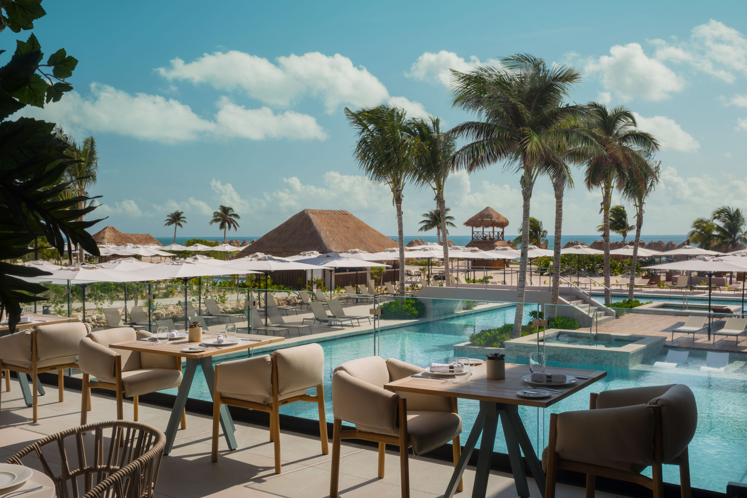 Restaurante club de alta categoría con cocina internacional.